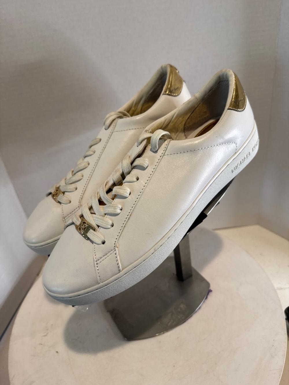 Michael Kors Irving Lace Up Lasered Leather Opt/Gold Women’s 9.5 small flaw NEW